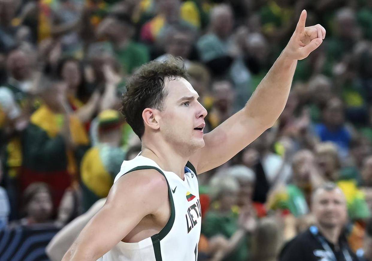 欧洲篮球联赛决赛激烈展开，强队争夺冠军