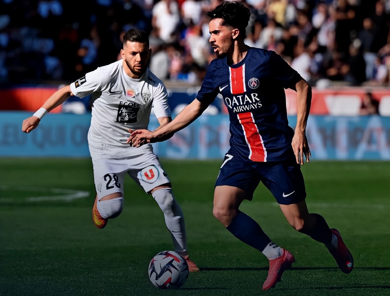 巴黎圣日耳曼后卫何为伤离开场,队伍成员欲一不再的简单介绍 巴黎圣日耳曼后卫何为伤离开场,队伍成员欲一不再的简单介绍