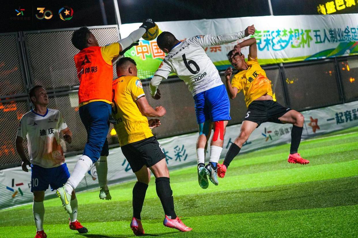 足球赛场上发生精彩对决引发热议 足球赛场上发生精彩对决引发热议